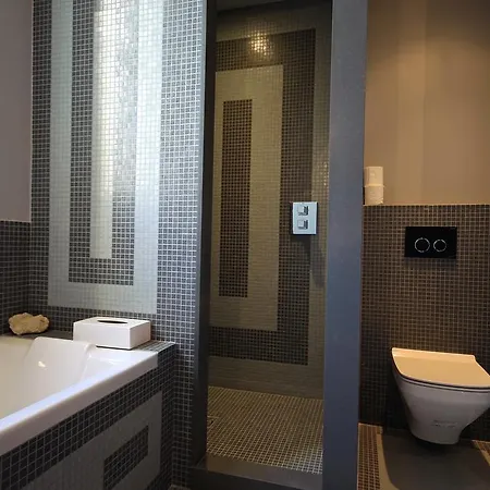 Du Square, Luxury Panzió