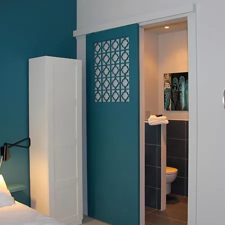 Du Square, Luxury Panzió