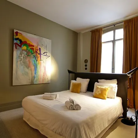 Du Square, Luxury Panzió