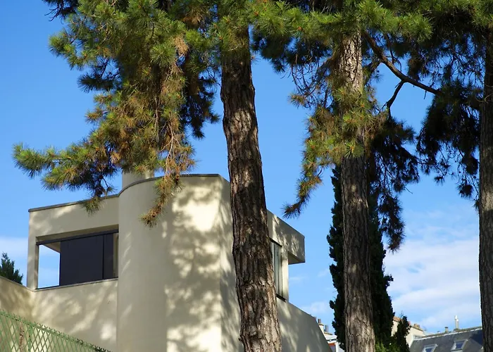 Du Square, Luxury Panzió 4*