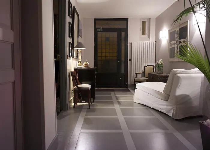 Du Square, Luxury Panzió